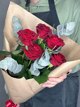 Букет из 5 красных роз и ароматного эвкалипта