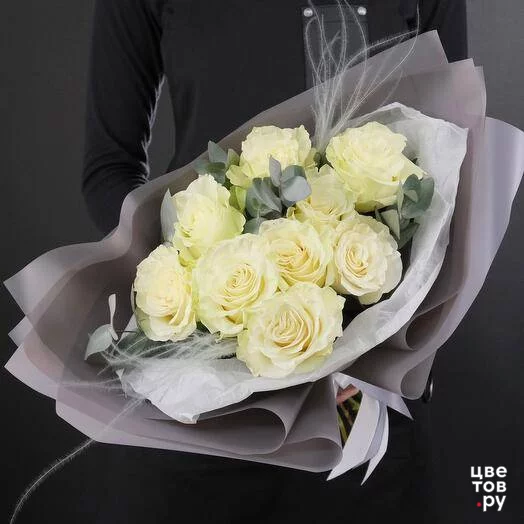 9 белых роз Мондиаль с эвкалиптом 