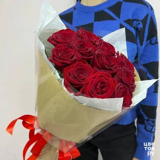 11 красных роз в упаковке