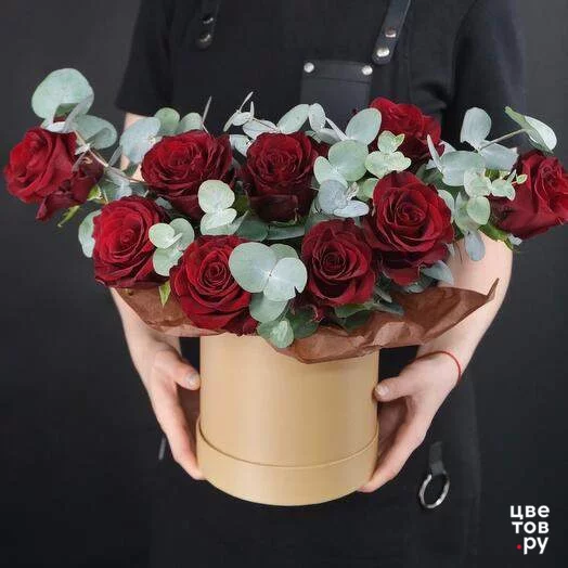 Красные розы (9 шт.) с эвкалиптом в шляпной коробке